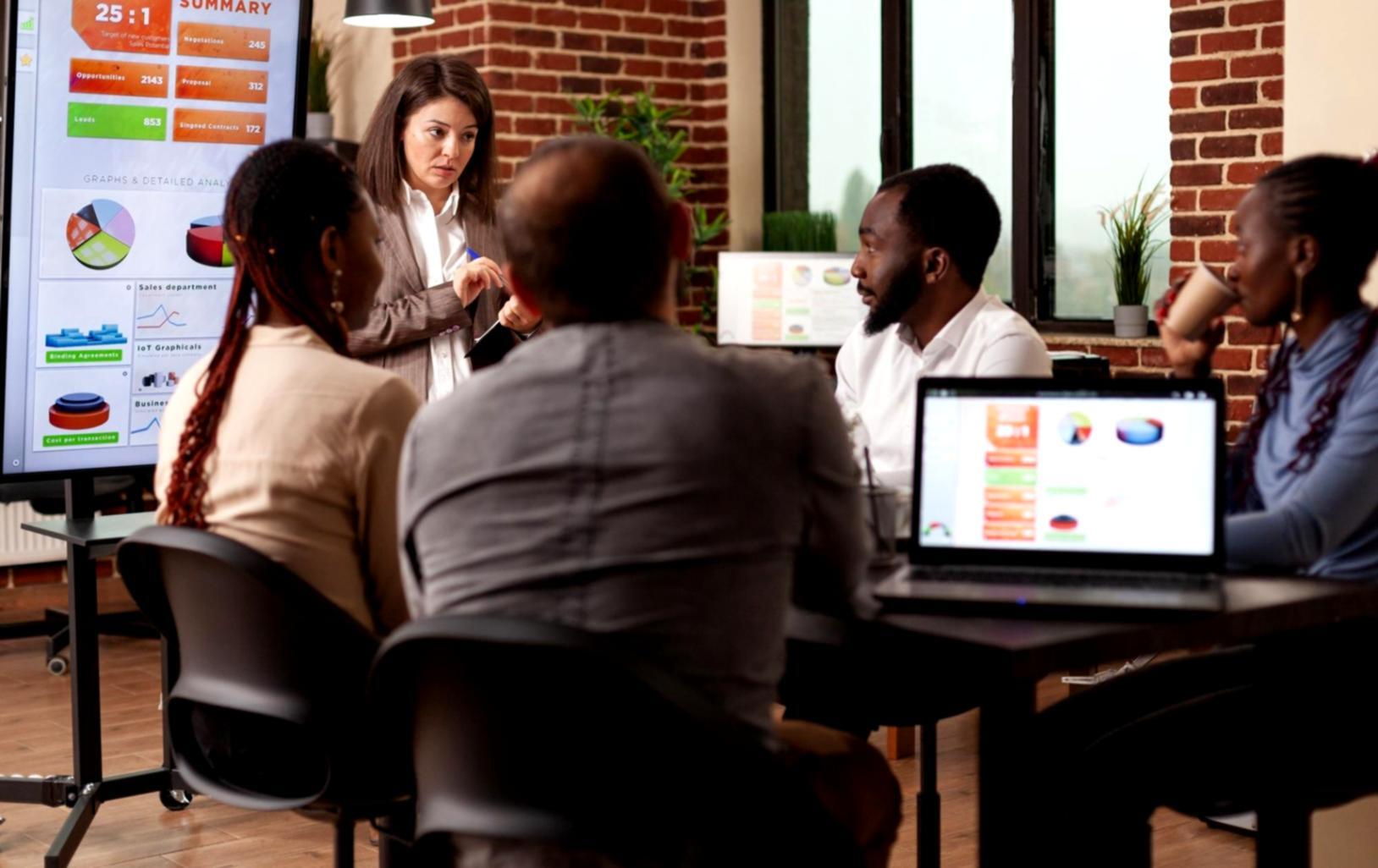 Espace de travail avec documents financiers et ordinateur portable